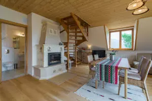 Wohnung HANKA - Modernes Esszimmer mit hellen Möbeln